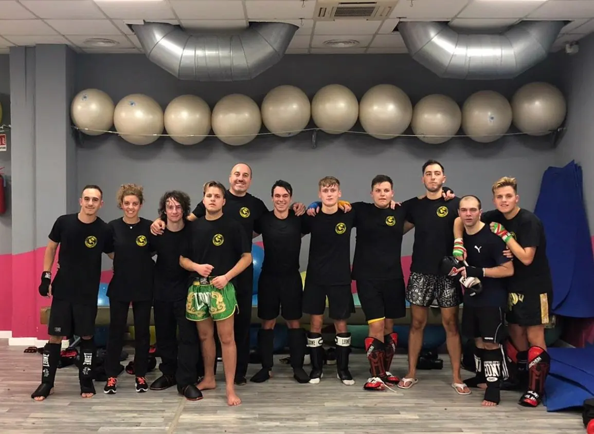 La squadra di Sono Qui Per Imparare in palestra